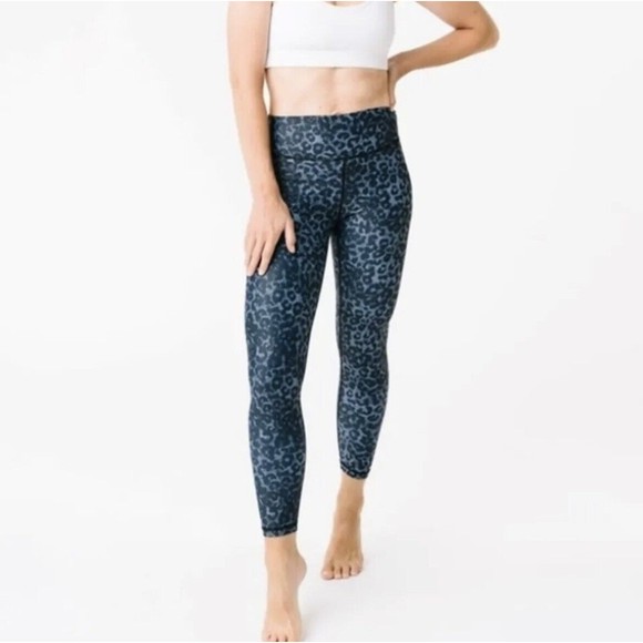 Zyia Active‎ Blue Stone Leopard Scrunch Butt Light Luxe Leggings Size 6-8 Medium - Picture 1 of 9